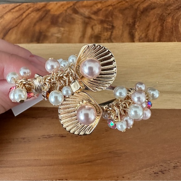 Betsey Johnson Gold Tone Seashell Hinge Bangle With Shaky Faux Pearl & Crystal - Picture 3 of 3